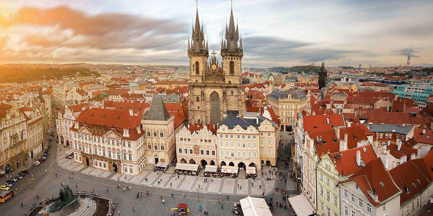 vue-de-la-place-du-marche-dans-la-vieille-ville-prague-republique-tcheque-463472-1440x720